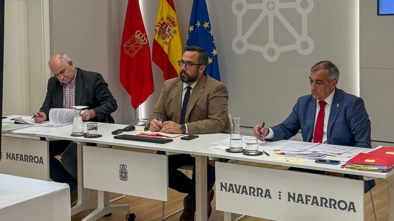 El vicepresidente primero Javier Rem&iacute;rez, acompa&ntilde;ado por los consejeros &Oacute;scar Chivite y Jos&eacute; Mar&iacute; Aierdi en el transcurso de la reuni&oacute;n, en la que tambi&eacute;n ha participado el consejero Jos&eacute; Luis Arasti.