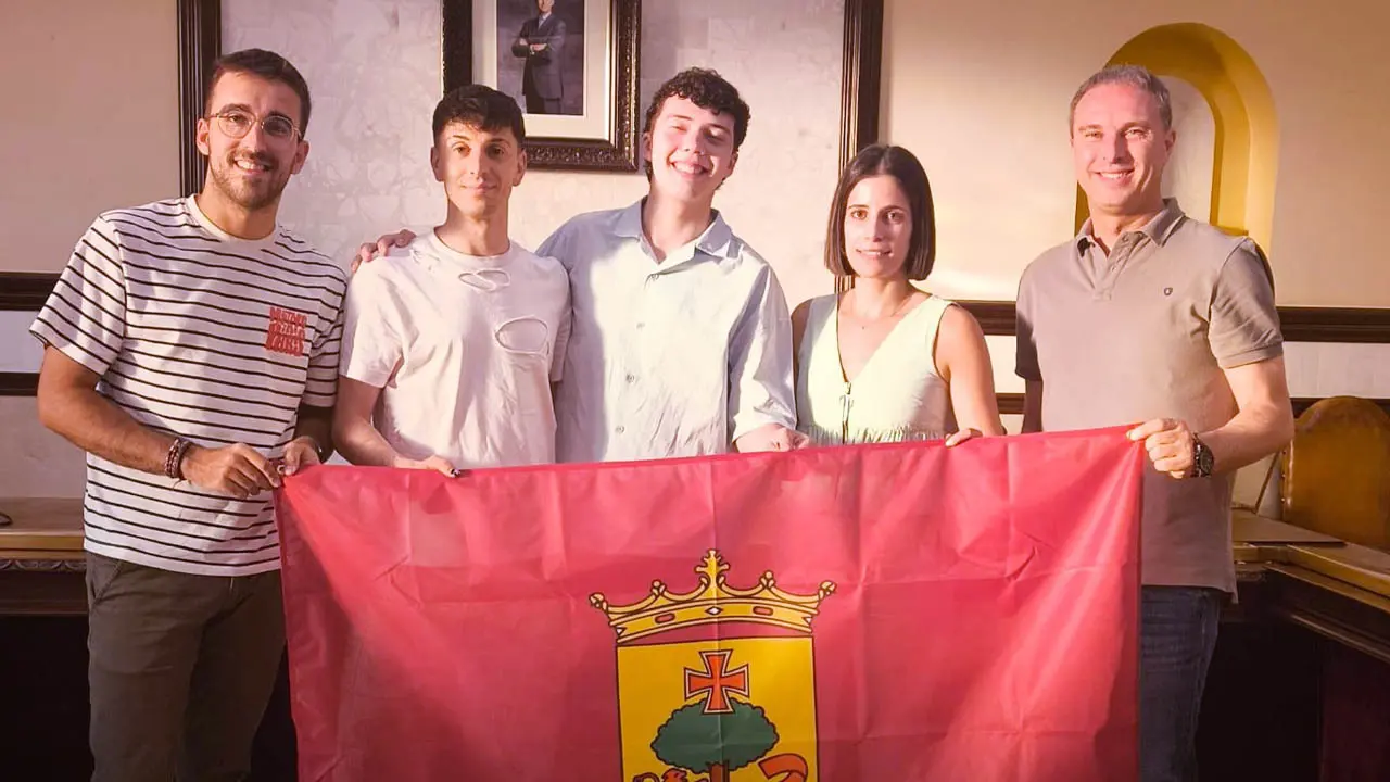 Luka Weigand Barroso recibiendo la bandera de Cintru&eacute;nigo