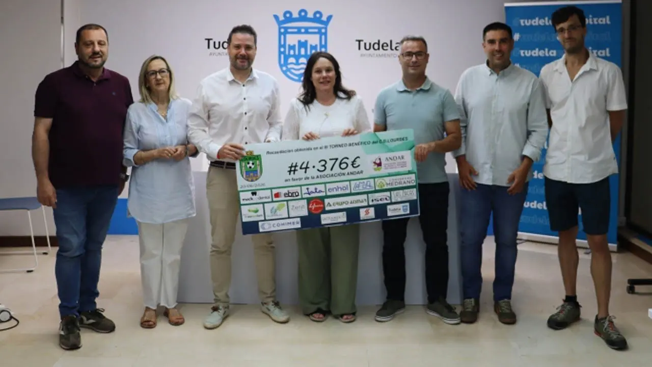 Entrega cheque del C.D.Lourdes a ANDAR