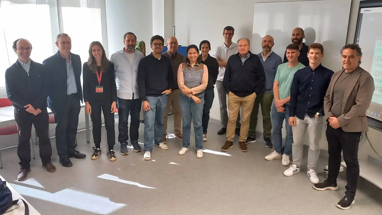 Profesorado y alumnado que est&aacute; realizando la tesis doctoral posa en el campus de la UPNA en Tudela