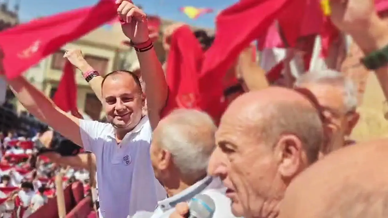 Momento del lanzamiento del Cohete de las Fiestas de Fusti&ntilde;ana 2026