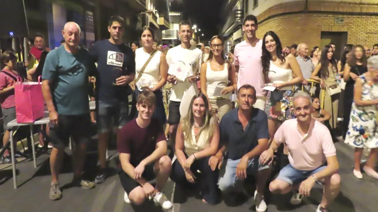Ganadores del concurso de ambas categor&iacute;as junto a miembros de la organizaci&oacute;n. Cedida Murchante