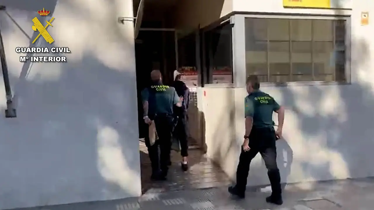 Guardi civil detiene a un hombre