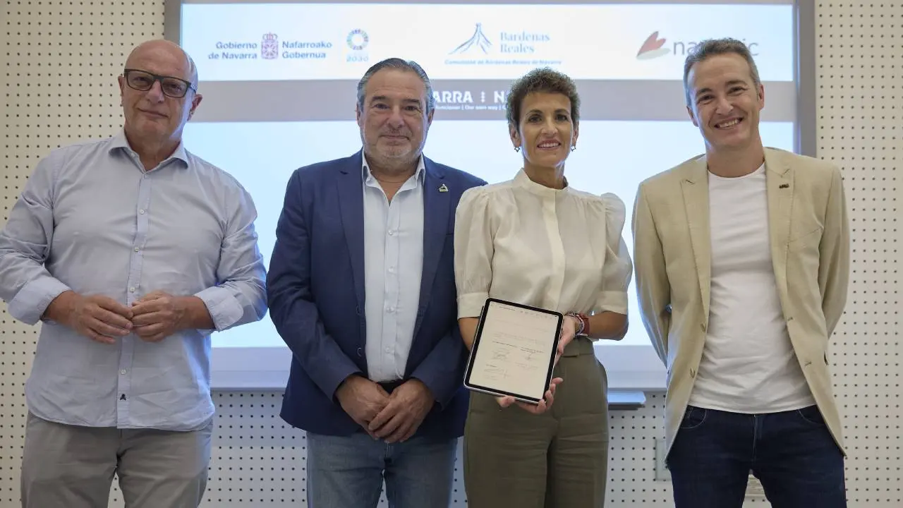 De izquierda a derecha_ el consejero Gimeno; el presidente de la Comunidad de las Bardenas Reales, Jos&eacute; Mar&iacute;a Agramonte; la Presidenta Chivite; y el director gerente de NASERTIC, Luis Campos