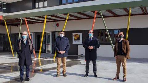 Gustavo Rodríguez, alcalde de Cabanillas; Tirso Calvo, alcalde de Ribaforada; el consejero Gimeno; y el alcalde de Fustiñana, Sergio Vitas, en el patio del centro educativo.