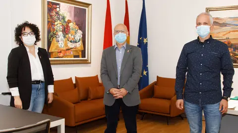 La alcaldesa de Mélida, Mª del Valle Coca, el consejero Ciriza y el alcalde de Caparroso, Carlos Alcuaz.