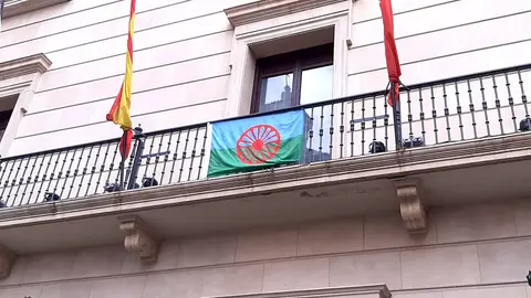 Bandera del Pueblo Gitano en el Ayuntamiento de Tudela