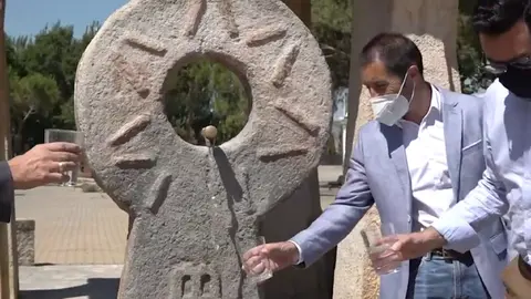 Juan Carlos Castillo, Alcalde de Peralta, bebiendo el agua que llega a su localidad desde el Canal de Navarra