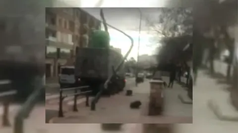 Camión de la mancomunidad tumba semáforo en la Avenida del Barrio