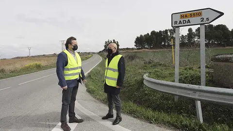 El director general de Obras Públicas e Infraestructuras, Pedro López, y el consejero de Cohesión Territorial, Bernardo Ciriza, en una visita reciente a la carretera NA-128 Caparroso-Mélida.