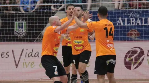 Pintinho y Terry celebran uno de los goles marcados en Valdepeñas