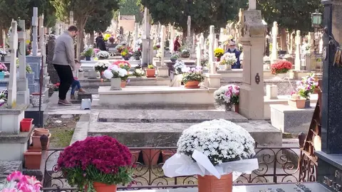 Tumbas engalanadas por Todos los Santos Cementerio de Tudela