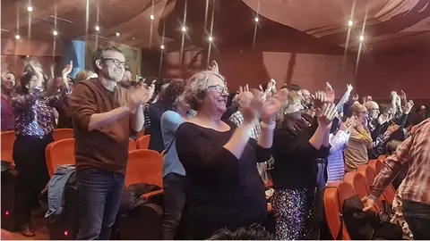 Público en el concierto ofrecido por Ariel Rot y Kiko Veneno en Tudela