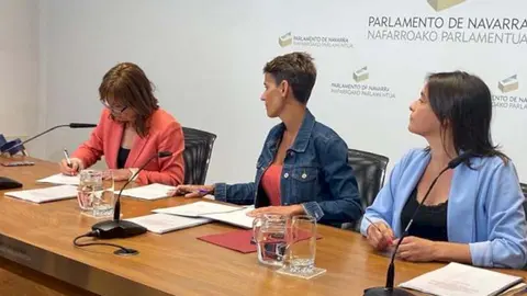 Momento de la firma del acuerdo de gobierno por parate de Uxue Barkos Geroa Bai