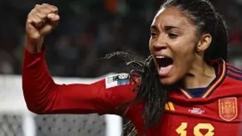 Salma Paralluelo jugadora de la Selección española femenina de Fútbol