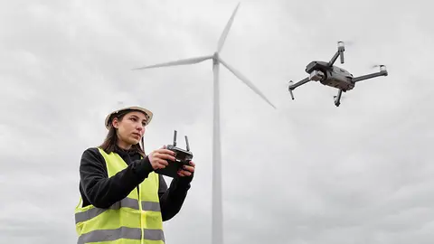 una joven maneja un dron