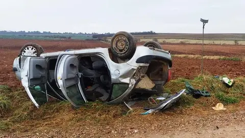 Salida de vía y vuelco de turismo en Funes