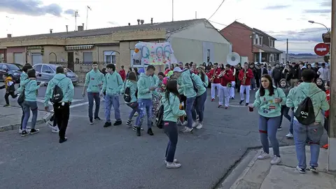 Los quintos de 2006 recorren la calles de Murchante