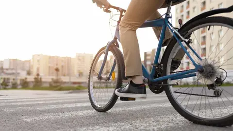 Hombre en bicicleta por la ciudad