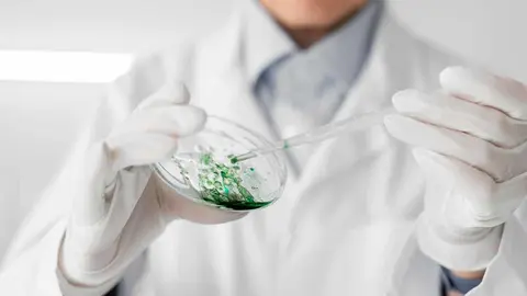 mujer laboratorio haciendo experimentos