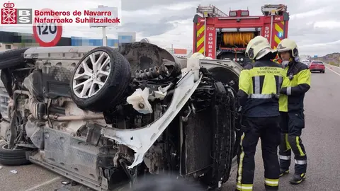 Vehículo volcado en la A68 tras ser arrollado por un camión