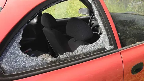 Coche con la ventanilla rota. Foto de Archivo