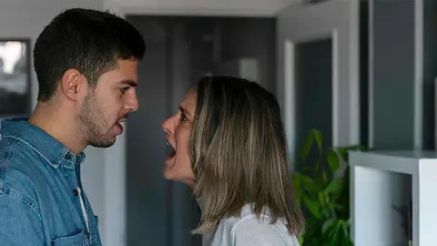 mujer discute con su novio