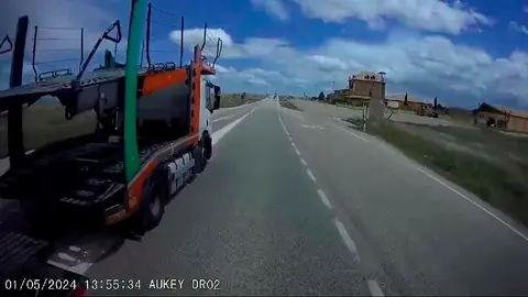 Momento del adelantamiento temerario en la N-122, a la altura de Borja