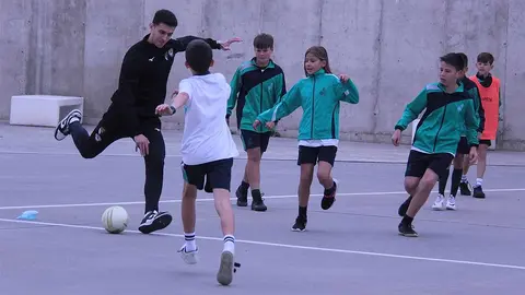 El Tudelano Ribera Navarra visita el colegio La Anunciata FESD