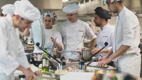 Alumnado de FP de Hostelería en un centro navarro