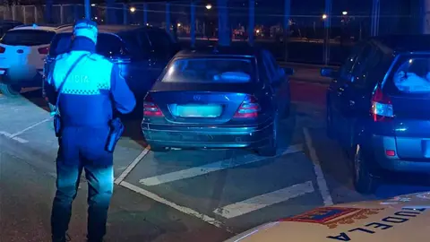 Un agente de la Policía Local de Tudela rellena un boletín de denuncia