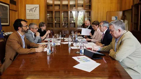 Imagen de la reunión entre representantes de los gobiernos de España y Navarra