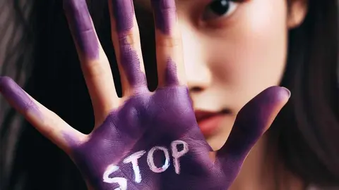 Stop violencia contra la mujer mano violeta