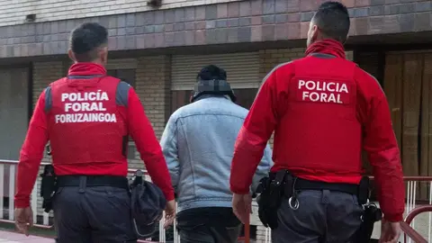 Agentes de la Policía Foral realiza una detención