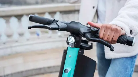 Un joven conduce un patinete eléctrico