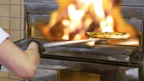 Horno de pizzería ardiendo. Foto de archivo