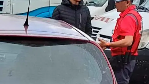 Agente de la Policía Foral con un conductor