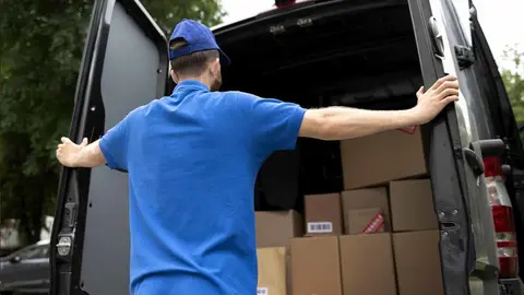 Hombre frente a un camión de reparto Foto de archivo