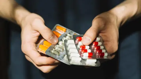 Joven con medicamentos Foto de archivo