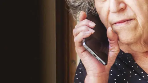 Mujer llamando por teléfono 