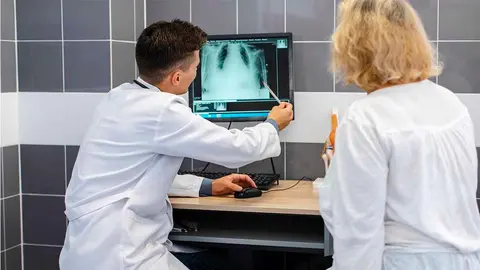 Un especialista observa una radiografía