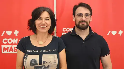 Los concejales socialistas, Olga Chueca y Eduardo Vidondo, en la sede de su partido en Tudela