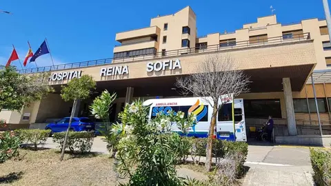 hospital reina sofia con ambulancia en la puerta