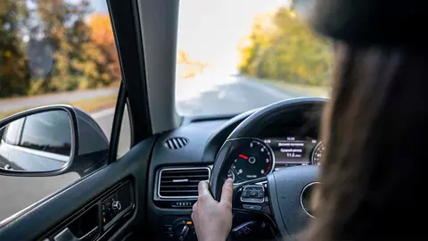 una mujer conduce un turismo