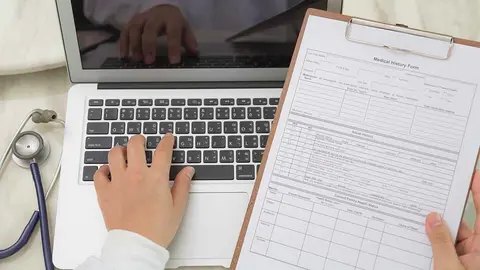 Un médico realiza una consulta en el ordenador portátil