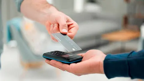Un hombre realiza un pago con una tarjeta