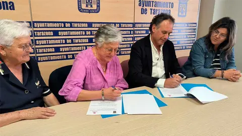 Firma del convenio entre el Ayuntamiento de Tarazona y Cáritas Diocesana Tarazona