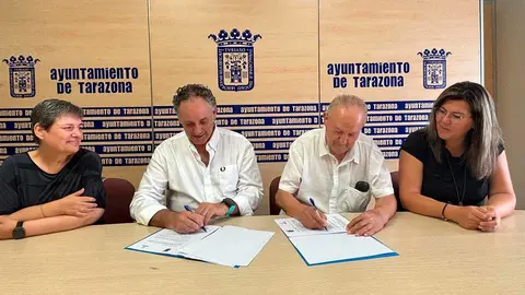 Firma del convenio entre el Ayuntamiento de Tarazona y asociación Pierres