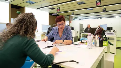 Personas tramitando su declaración de la renta en la oficina de Hacienda en Pamplona