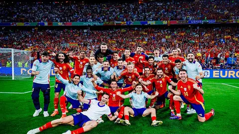 La selección española celebra su triunfo ante Francia en las semifinales de la Eurocopa